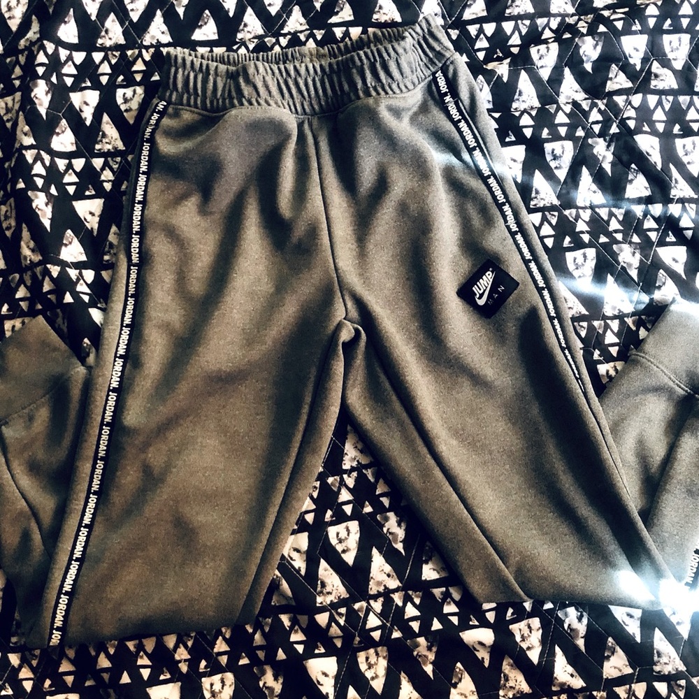 Jordan joggers size 8-10 yrs gray